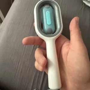 Modtog hundehårfjernelsesbørste med vandtank fra kunde M****e.