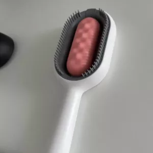 Modtog hundehårfjernelsesbørste med vandtank fra kunde P**e.