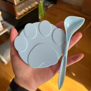 Modtaget silikone låg til hundefoderdåse og ske sæt fra kunde Z*****k.